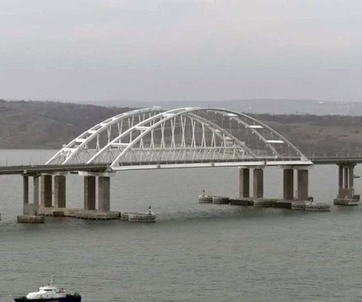 Interrumpen tráfico en puente de Crimea por emergencia Interrumpen tráfico en puente de Crimea por emergencia