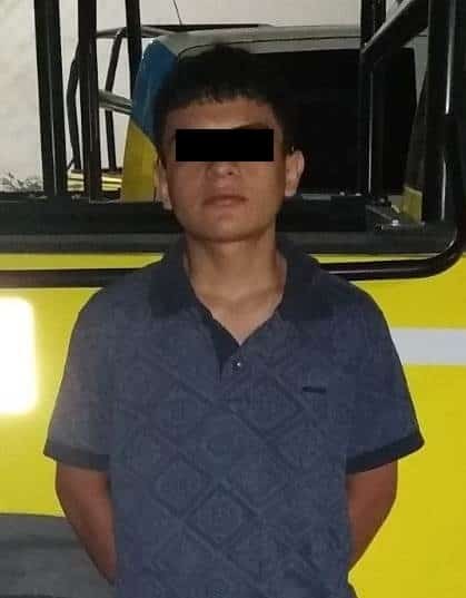 Cuando iba circulando a bordo de una motocicleta a exceso de velocidad, un joven fue detenido por oficiales de la Policía de Monterrey, luego de que le encontraron tres bolsitas de plástico que contenían hierba verde con las características al a marihuana, la madrugada de ayer en la Colonia San Jerónimo.