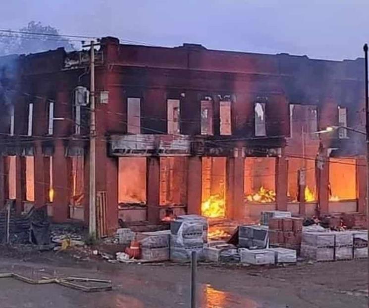 Incendio acaba con histórico edificio construido en 1907