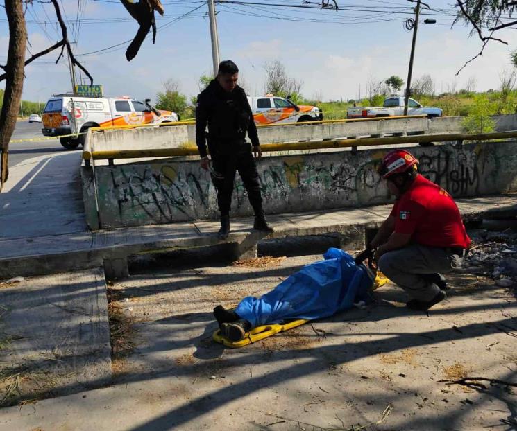 Rescatan a hombre de canalón