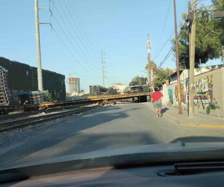 Se descarrila tren en Avenida Colón