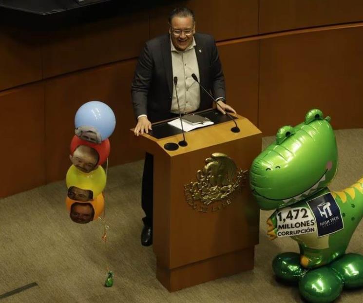 En debate de Xóchitl, senador rompe botarga y globos