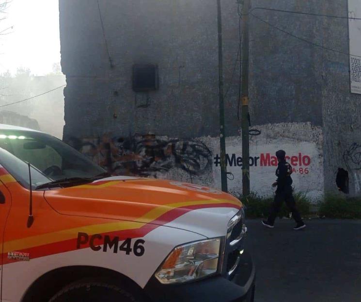 Moviliza incendio en edificio por quema de basura