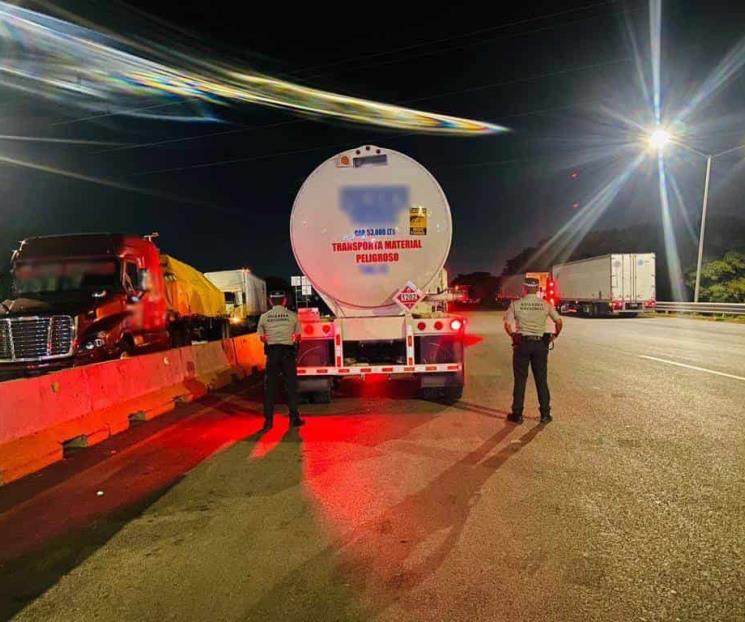 Aseguran tráiler con combustible presuntamente robado Aseguran tráiler con combustible presuntamente robado