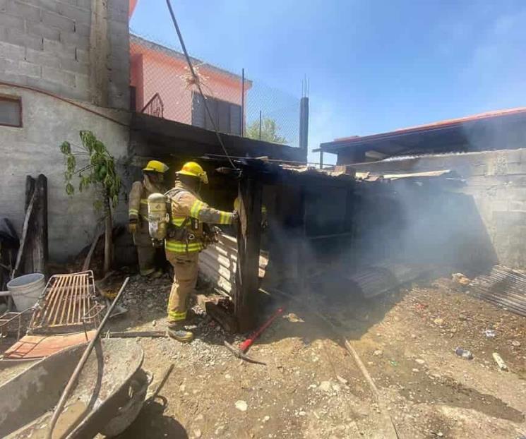 Se incendia casa en Linares