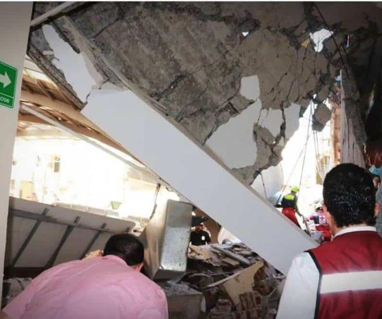 Rescatan a 3 tras derrumbe de techo en colegio de Tamaulipas