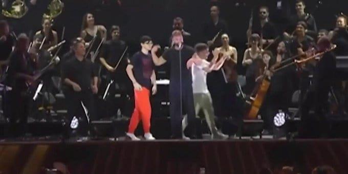 Sorprenden hijos de Ricky Martin al subir al escenario Sorprenden hijos de Ricky Martin al subir al escenario