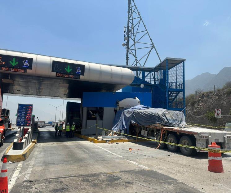 Se estrella tráiler con caseta en Autopista Saltillo- Mty