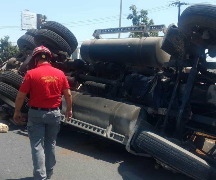 Vuelca tráiler en Av. Revolución