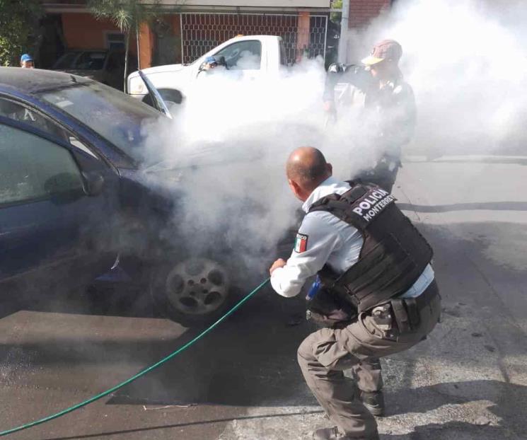 Arde auto en Mitras Norte