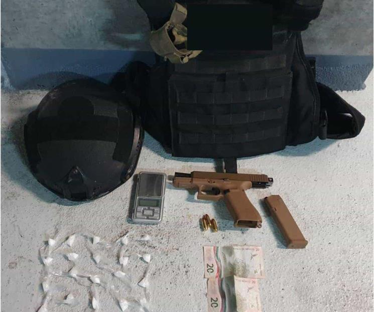 Cae con arma de fuego y droga