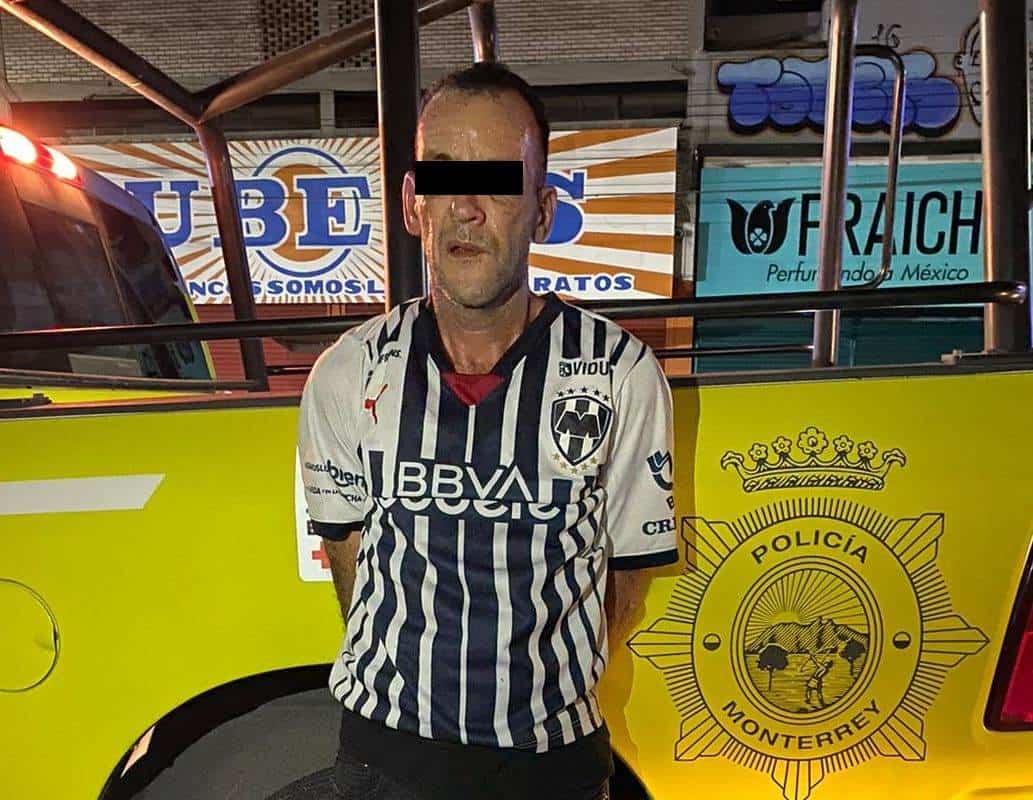Un hombre que manejaba un auto robado y además iba armado, fue detenido por elementos de la Secretaría de Seguridad Pública y Protección a la Ciudadanía de Monterrey, la madrugada de ayer en el centro de la ciudad.