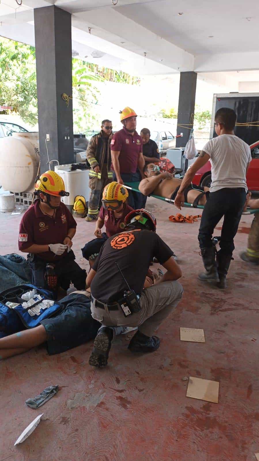 Cuatro hombres resultaron intoxicados, cuando se hallaban al interior de una cisterna pintándola, en Escobedo.