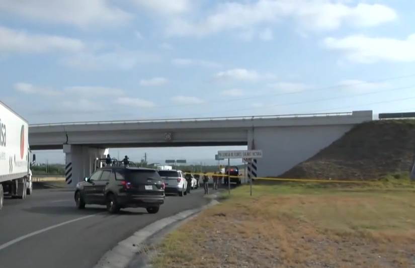 El cadáver de un hombre ejecutado, colgado de un puente y con un narcomensaje, fue encontrado ayer en la Autopsita a Laredo, municipio de Ciénega de Flores.