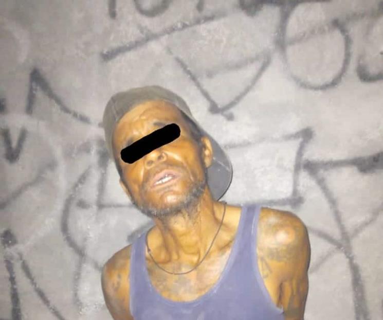 Tira escombro y lo detienen Tira escombro y lo detienen