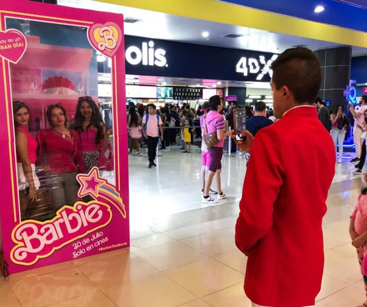 Viven la euforia de Barbies y Kens en los cines Viven la euforia de Barbies y Kens en los cines