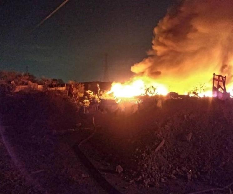Arde empresa recicladora en Escobedo