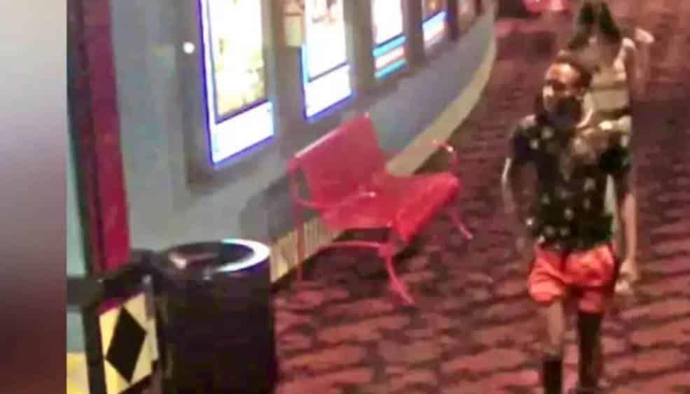 Hombre golpea a un anciano de 63 años en cine de Florida Hombre golpea a un anciano de 63 años en cine de Florida