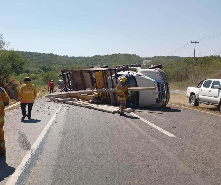 Vuelca camión en Montemorelos, hay un herido