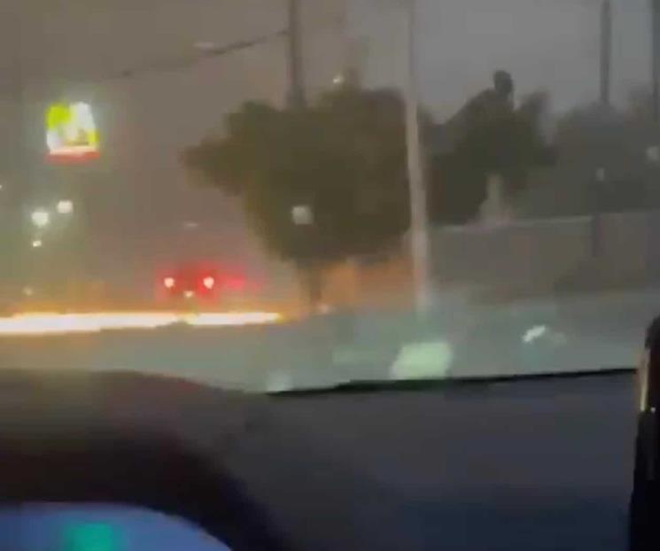 Rayo cae en poste y provoca explosión eléctrica en Sonora