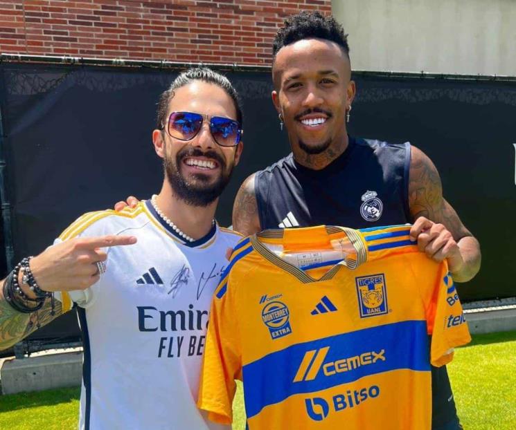 Militao, jugador del Real Madrid, posa con jersey de Tigres Militao, jugador del Real Madrid, posa con jersey de Tigres