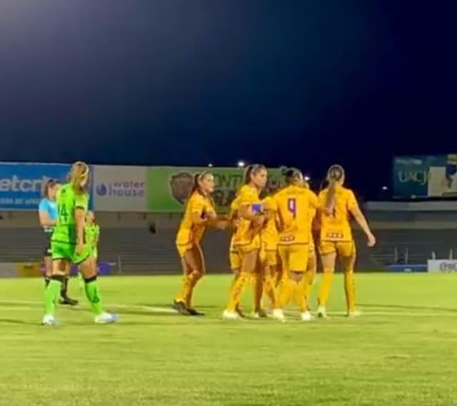 Felinas golean y son líderes