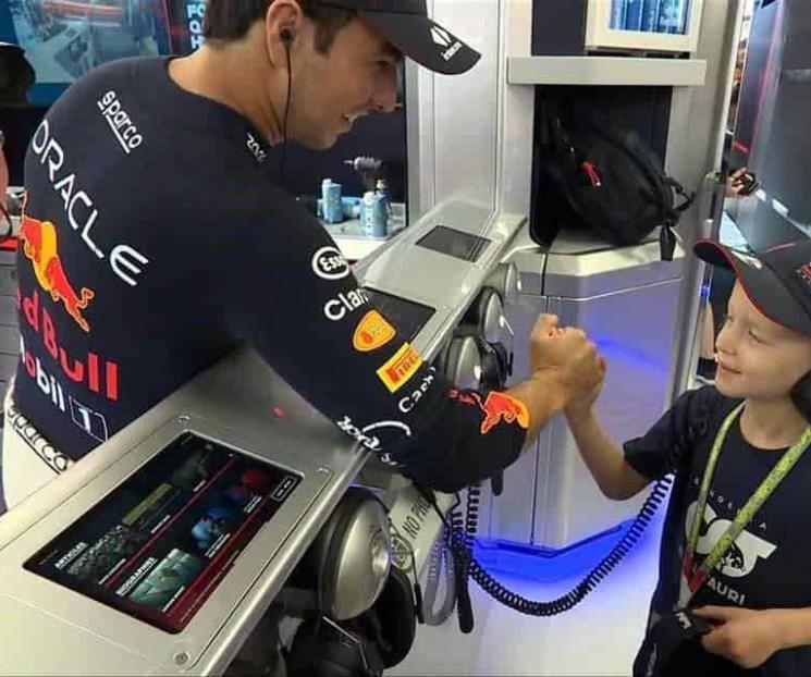 Redbull premia a niño que lloró por accidente de Checo Pérez