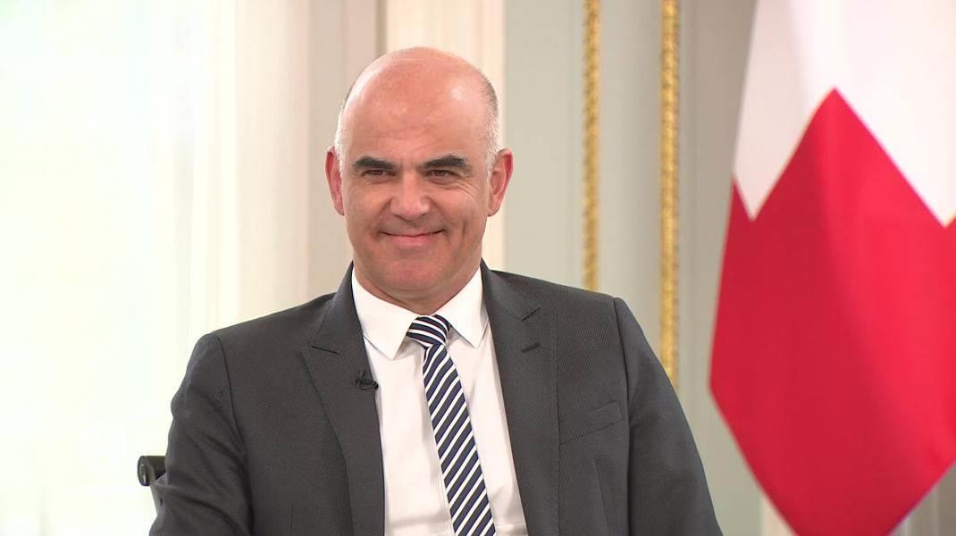 Presidente de Suiza desbanca a AMLO