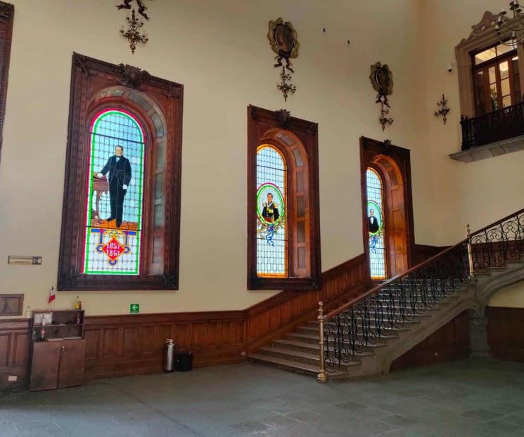 Empiezan a instalar nuevos vitrales en Palacio de Gobierno