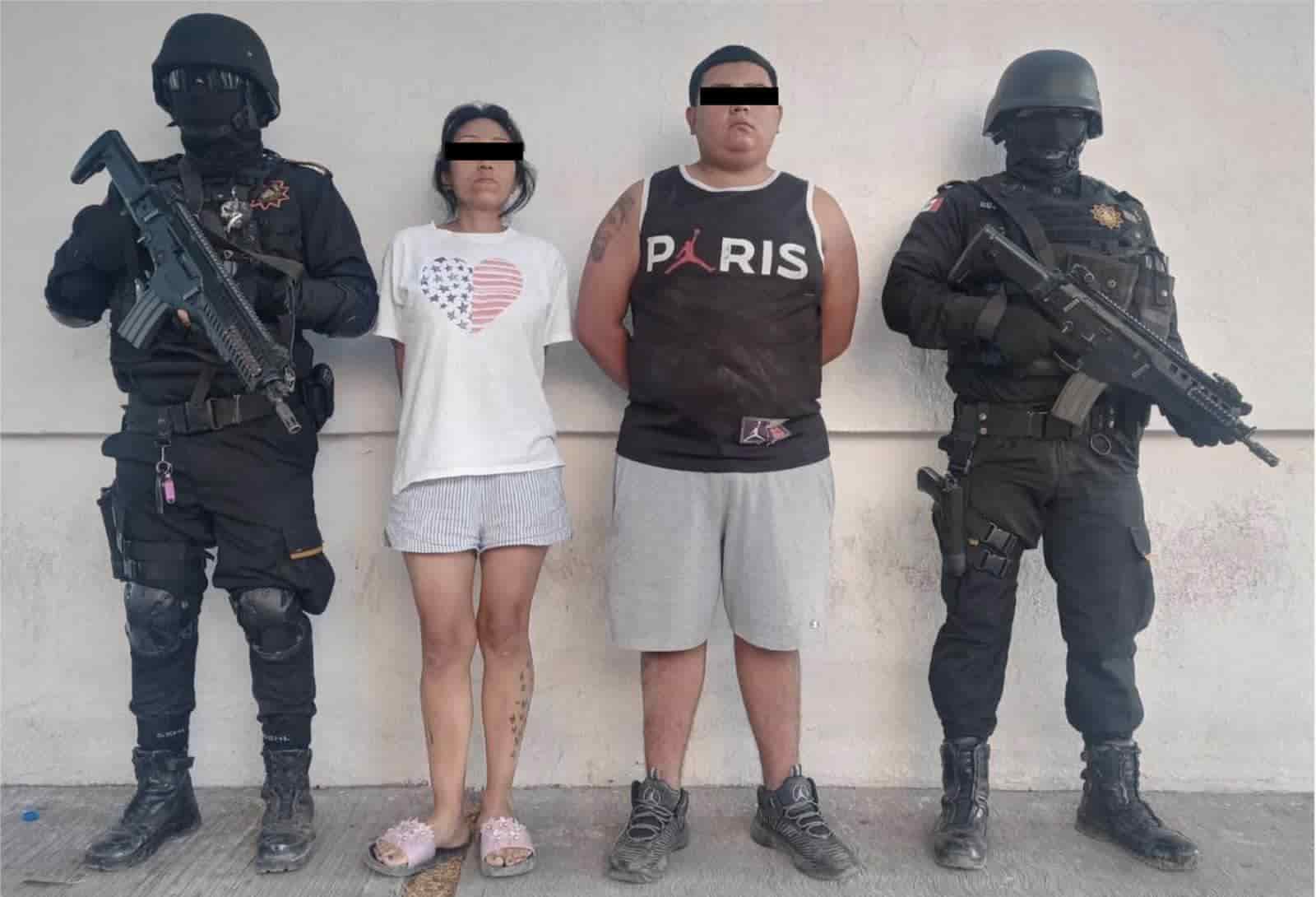 Fuerza Civil capturó a una pareja que portaba un arma de uso exclusivo del Ejército, en calles de la colonia Nogales de la Sierra, al sur del municipio de Monterrey.
