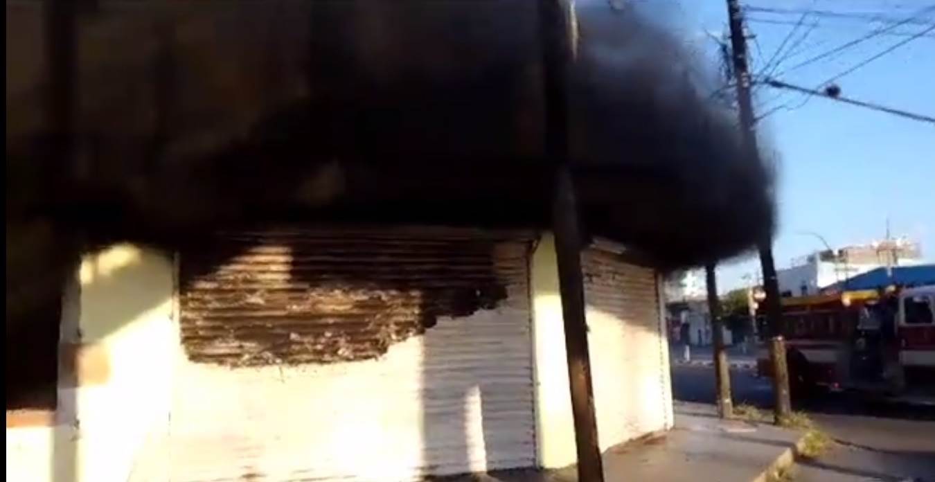 Los puestos de socorro se concentraron en una vivienda abandonada del barrio conocido como “La Coyotera”, el cual fue incendiado en forma intencional por personas que viven en condiciones de calle en la ciudad.