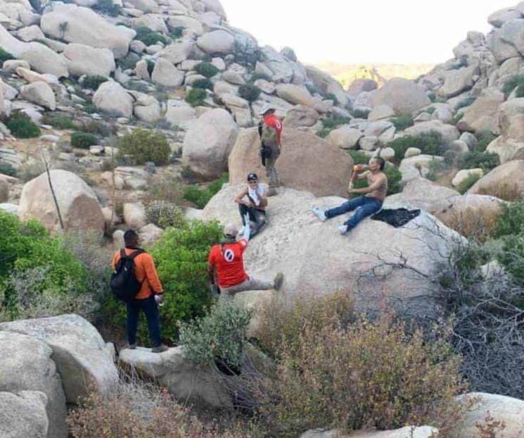 Rescatan a 5 migrantes abandonados por guía en La Rumorosa