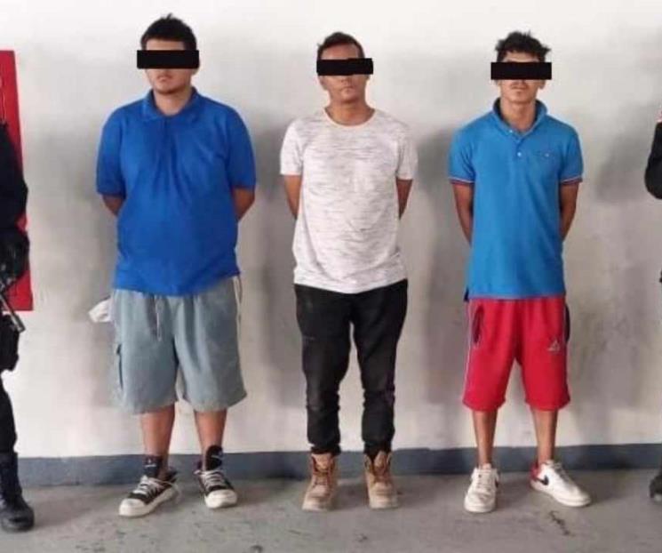 Detienen a tres hombres con más de 100 dosis de drogas