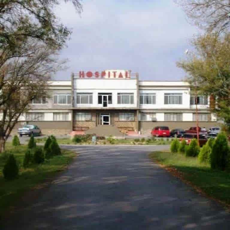 La Fiscalía General de Justicia del Estado, investiga el caso de un hombre que ingresó a un hospital de Linares con varios impactos de arma de fuego en su cuerpo y falleció a los pocos minutos.