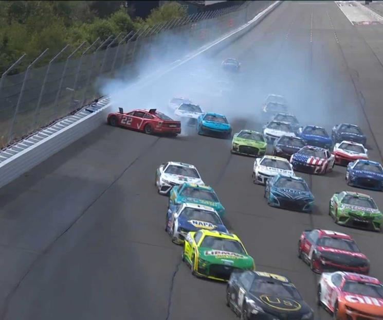 Acaba Suárez chocando en carrera del Pocono Raceway