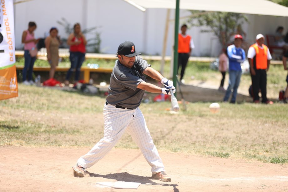 Realizan finales de softbol en la 21