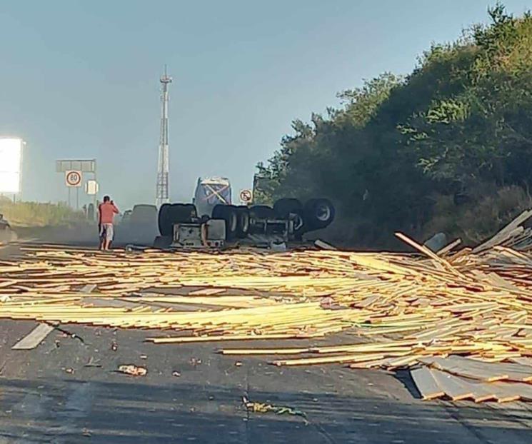 Vuelca tráiler con madera en Carretera Nacional