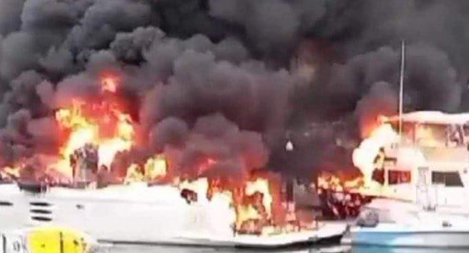Incendio de yates en La Paz deja un muerto y dos heridos