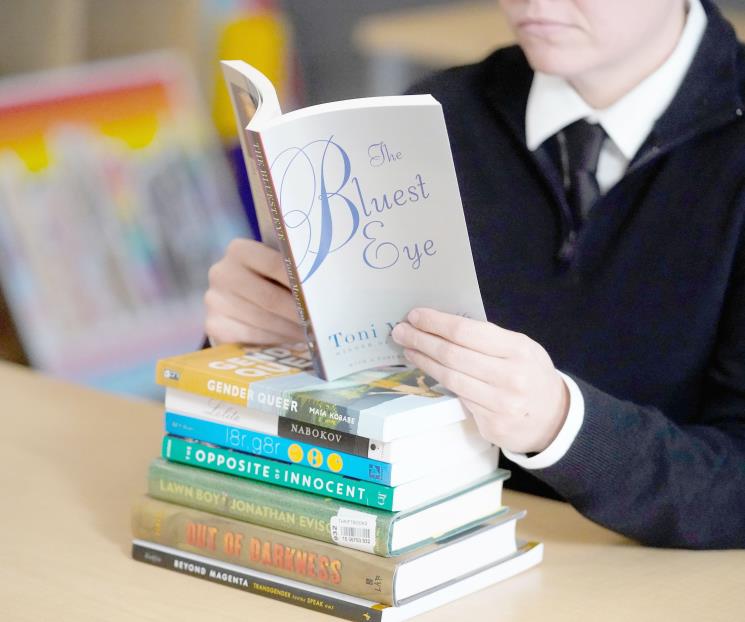 Es la prohibición de libros un veneno para la democracia
