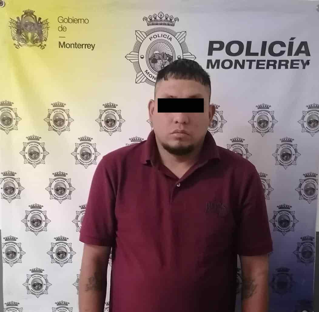 Un hombre que tiraba basura en la vía pública, fue detenido por oficiales de la Secretaría de Seguridad y Protección a la Ciudadanía de Monterrey cuando intentaba huir, y al ser capturado e investigado, se estableció que contaba con una orden de aprehensión por robo con violencia y se le relaciona en diferentes asaltos.