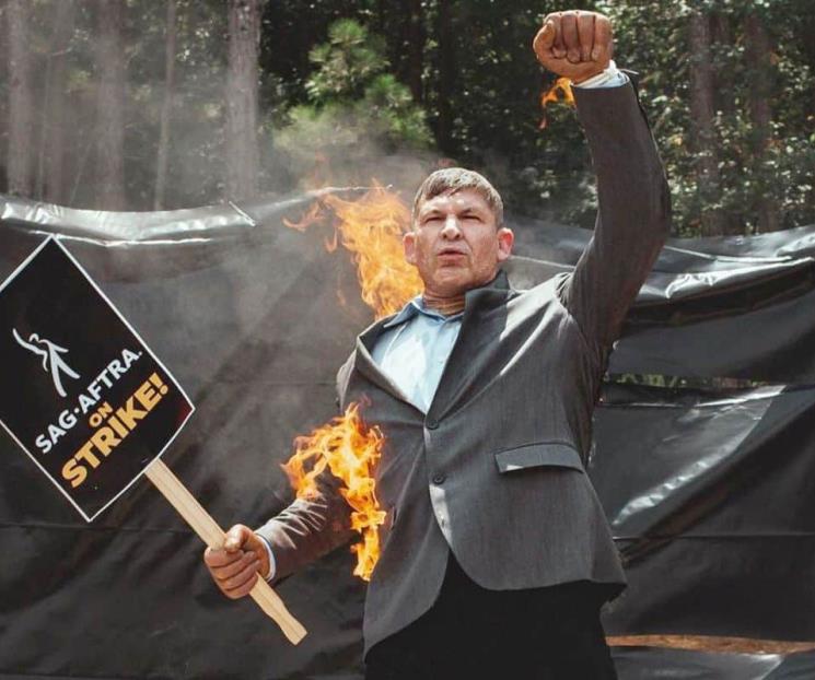 Doble de Harrison Ford se prende fuego en mitin de actores