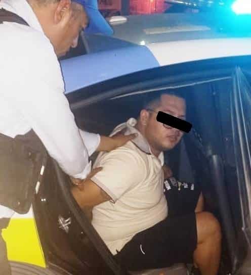 Una persona fue detenida por oficiales de la Secretaría de Seguridad y Protección a la Ciudadanía de Monterrey, luego de que presuntamente golpeara a su ex pareja en un hotel, al molestarse por contestar su teléfono celular, anoche en el centro de la ciudad.