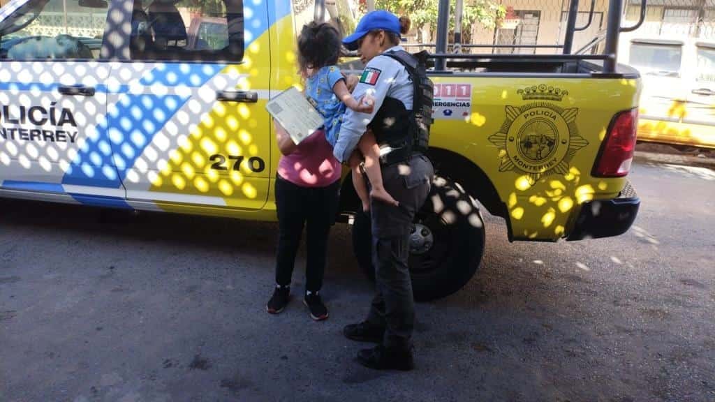 Luego del reporte de una vecina, oficiales de la Policía de Monterrey localizaron a una menor de dos años de edad, quien caminaba sola en la vía pública, en la Colonia Mariano Escobedo.