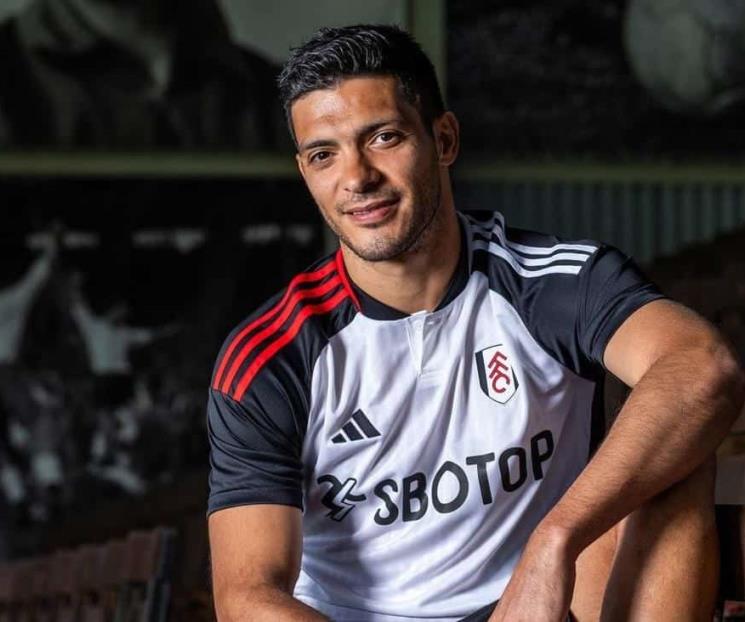 Fulham presenta a Raúl Jiménez