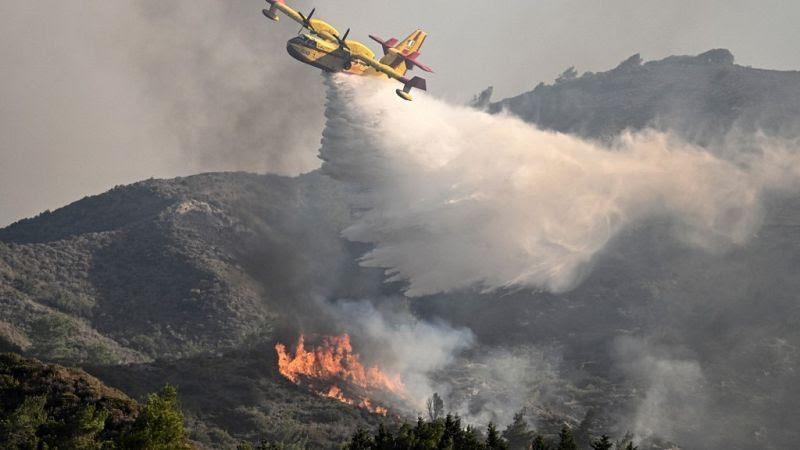 Se estrella avión que combatía incendio en Grecia Se estrella avión que combatía incendio en Grecia