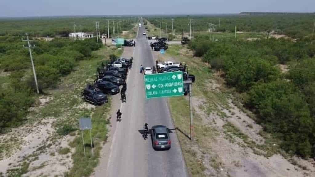 Los puentes internaciones de Colombia y Puente Internacional de Comercio Mundial de Nuevo Laredo, quedaron paralizados durante varias horas, debido a los brotes de violencia, que han generado grupos armados, que pretenden tomar el control total de los municipios de Anáhuac Nuevo León y Allende, Coahuila.