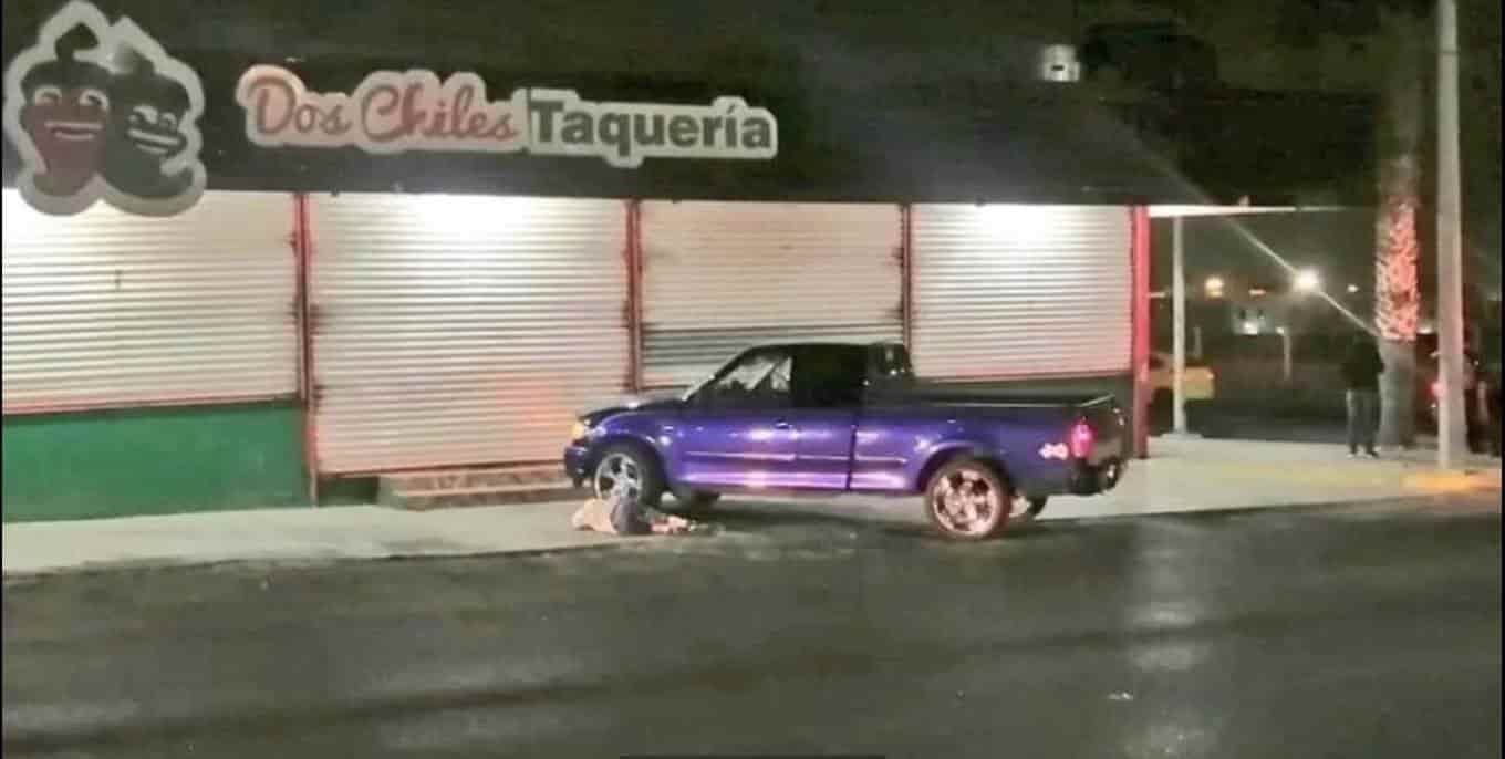 Elementos de la Agencia Estatal de Investigaciones, lograron la captura del autor material de la ejecución del comediante Juan Gilberto mejor conocido como “El Mocos”, quien fue atacado a balazos frente a un restaurante de Ciudad Solidaridad.