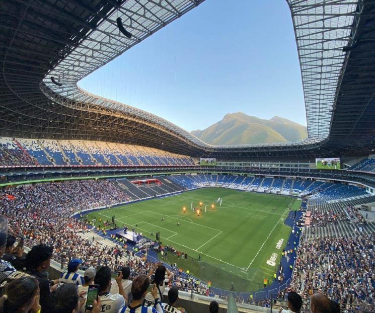 Canales es presentado ante miles de fans del Monterrey