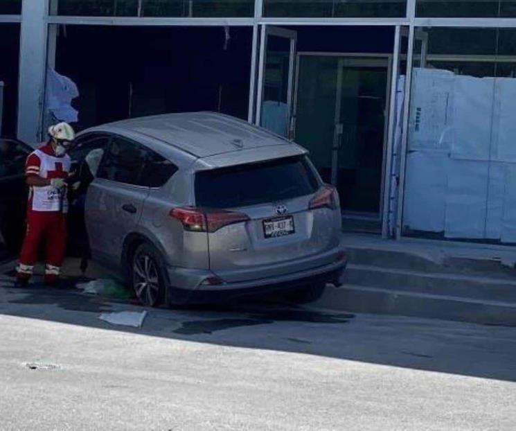 Se estrella contra banco y pierde la vida en Linares