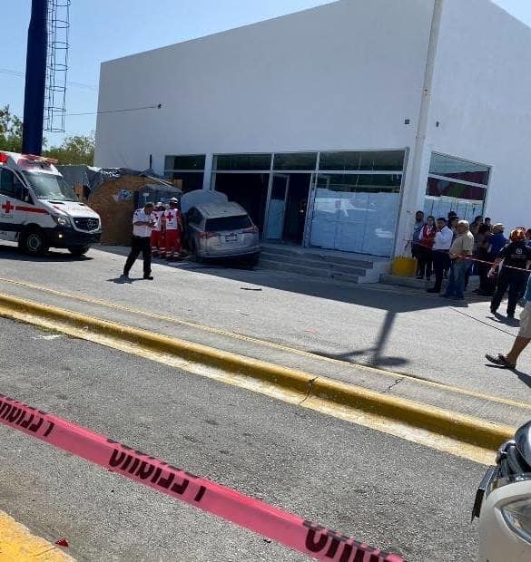 Un hombre perdió la vida, después de estrellar su vehículo, por alcance contra un automóvil y posteriormente, estrellarse contra las instalaciones de un banco en construcción en el municipio de Linares.